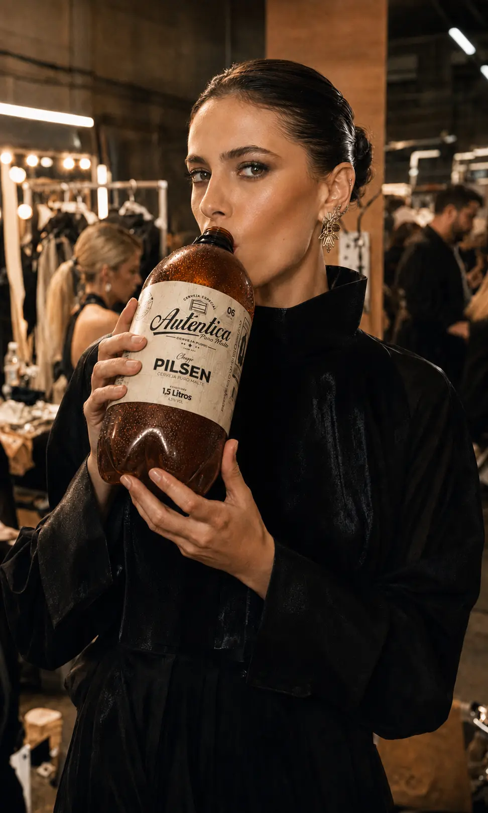Modelo bebendo Chopp Pilsen Autêntica nos bastidores